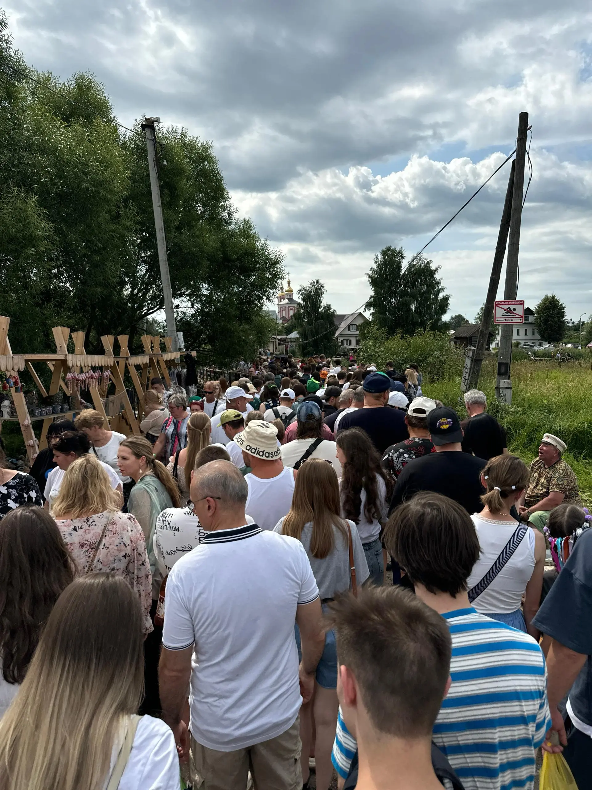 Следующее направление: Суздаль.
Я, к сожалению, повёлся на маркетинг и поехал туда ради Дня Огурца 🥒 в 2024 году | Сетка — социальная сеть от hh.ru