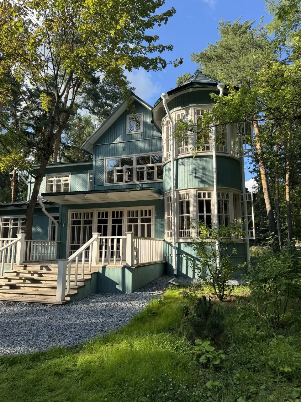 Съездили на выходных в дачный поселок писателей – Переделкино 🏠
На экскурсии "Литературная тропа к усадьбе Измалково" узнали про жизнь классиков, которые жили тут: Бориса Пастернака, Корнея Чуковского... | Сетка — социальная сеть от hh.ru