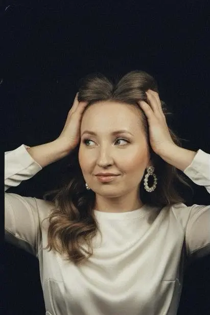На днях увидела сторис одной хорошей знакомой из детства, поставила лайк, написала комментарий — завязался разговор о том о сём. Рассказала, что сейчас руководит подразделением в крупном IT‑холдинге | Сетка — социальная сеть от hh.ru