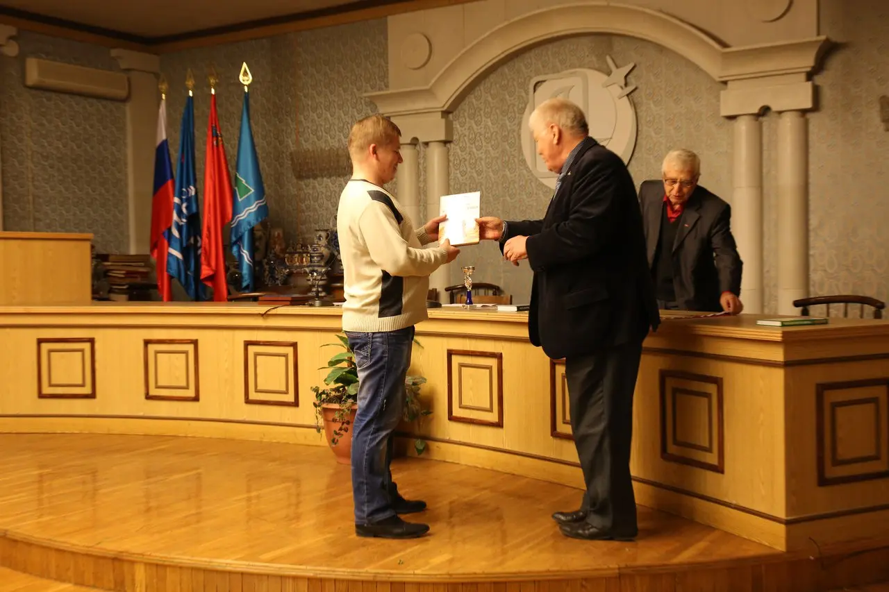 Александр Власов