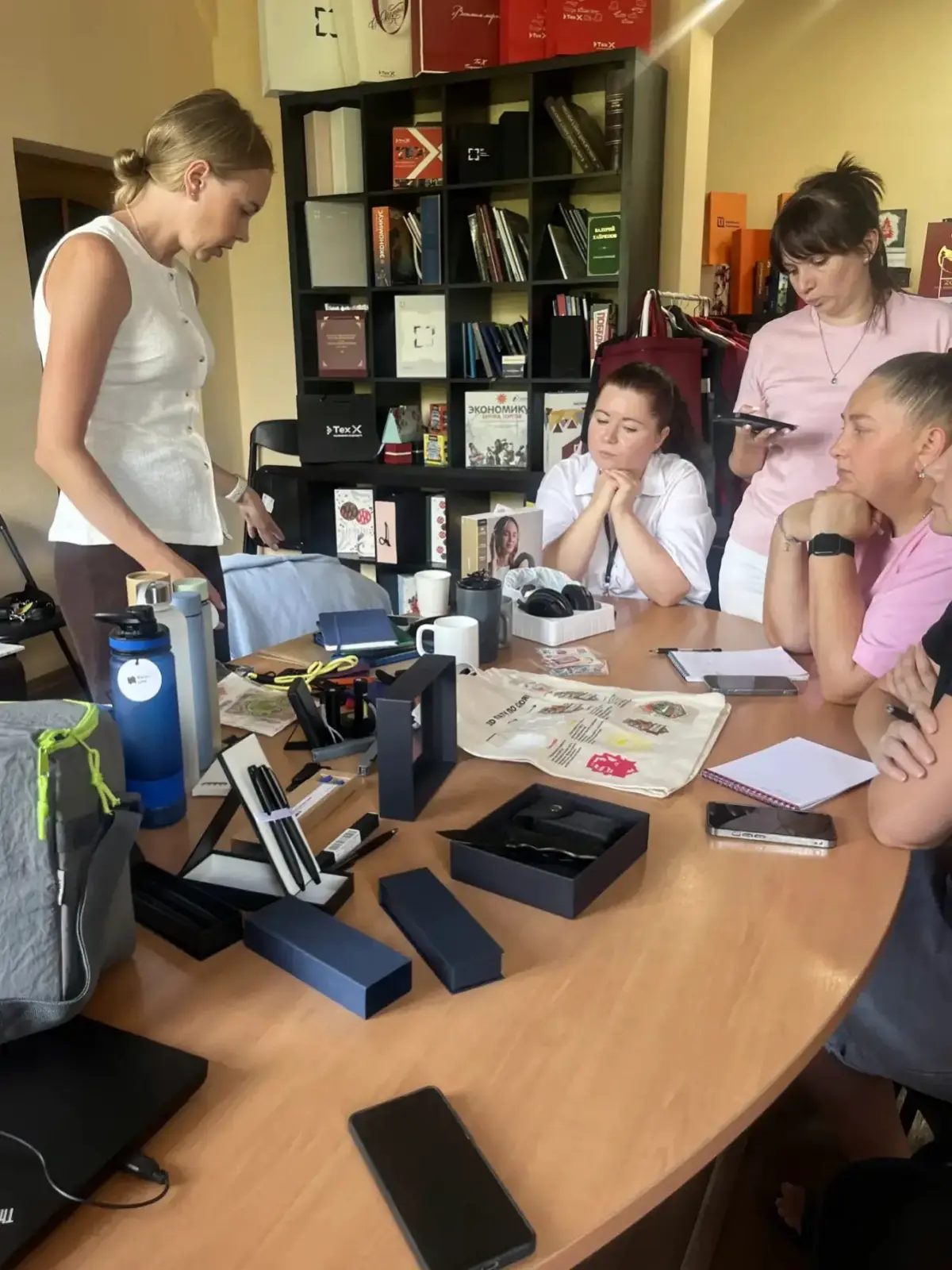Вчера к нам в гости приезжали представители компании «Оасис», с которыми мы обсудили перспективные новинки в нише сувенирной продукции | Сетка — социальная сеть от hh.ru