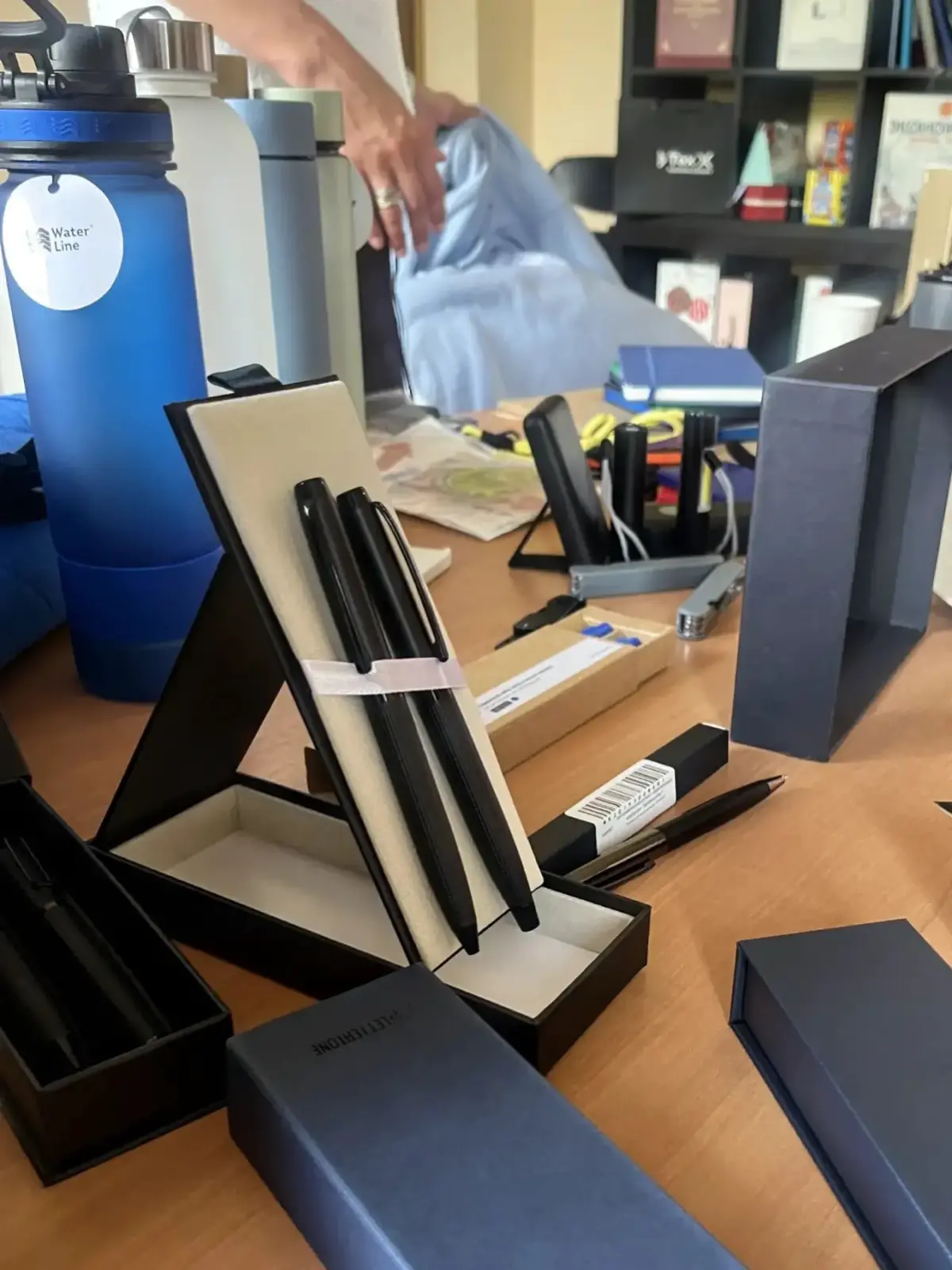 Вчера к нам в гости приезжали представители компании «Оасис», с которыми мы обсудили перспективные новинки в нише сувенирной продукции | Сетка — социальная сеть от hh.ru