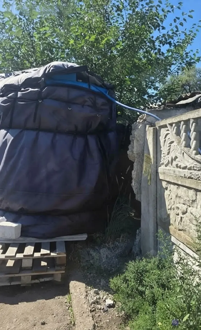 В Донецке один «гений» присосался к бочке с водой через забор
Он просто закинул один конец шланга в емкость, а другой – к себе во двор. И теперь может сцеживать из бака столько, сколько ему захочется | Сетка — социальная сеть от hh.ru