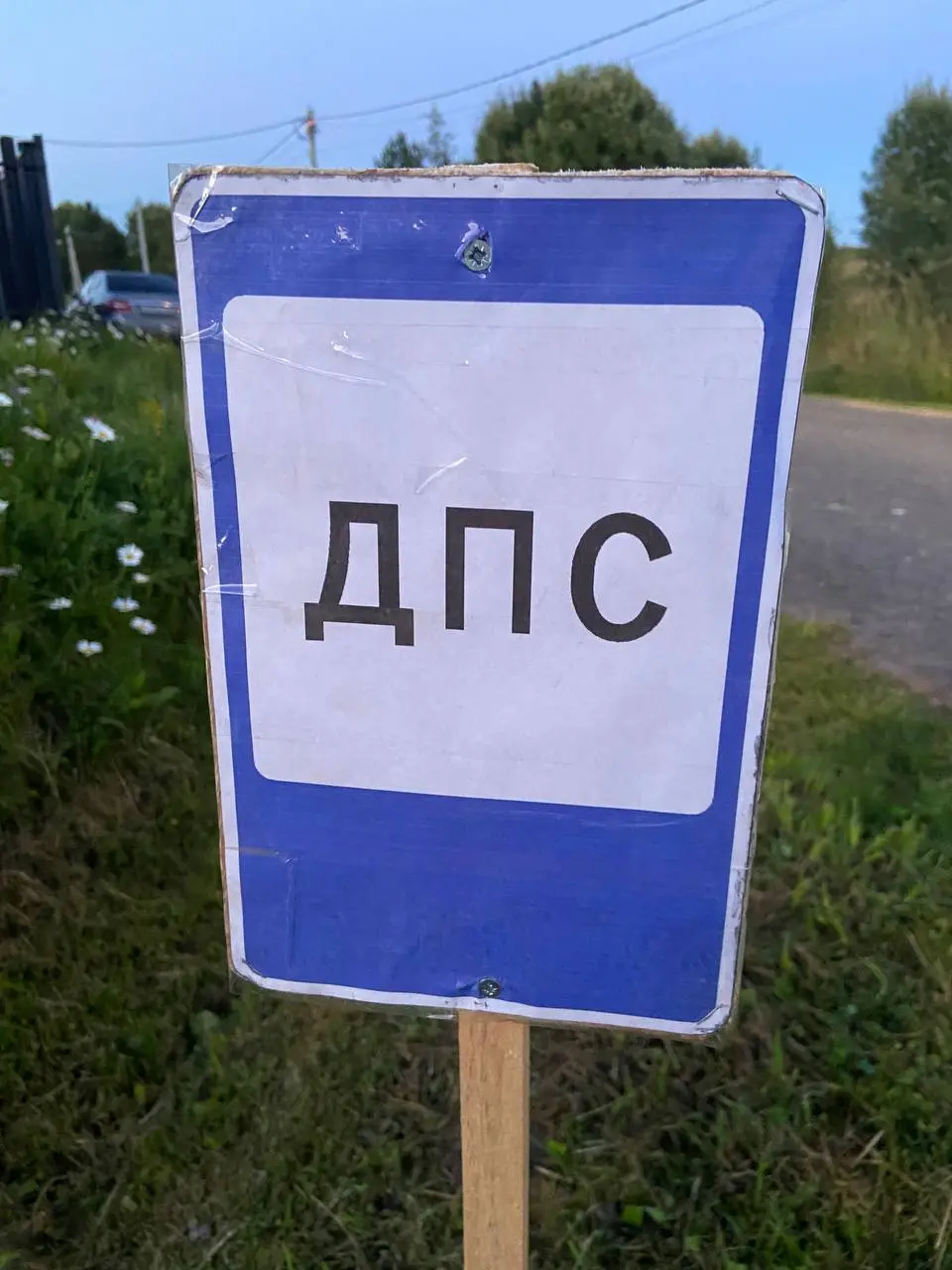 Пока работы работаются - давайте отвлеку вас милотой: в эти выходные один мальчик в моем коттеджном поселке на своей улице поставил несколько знаков | Сетка — социальная сеть от hh.ru