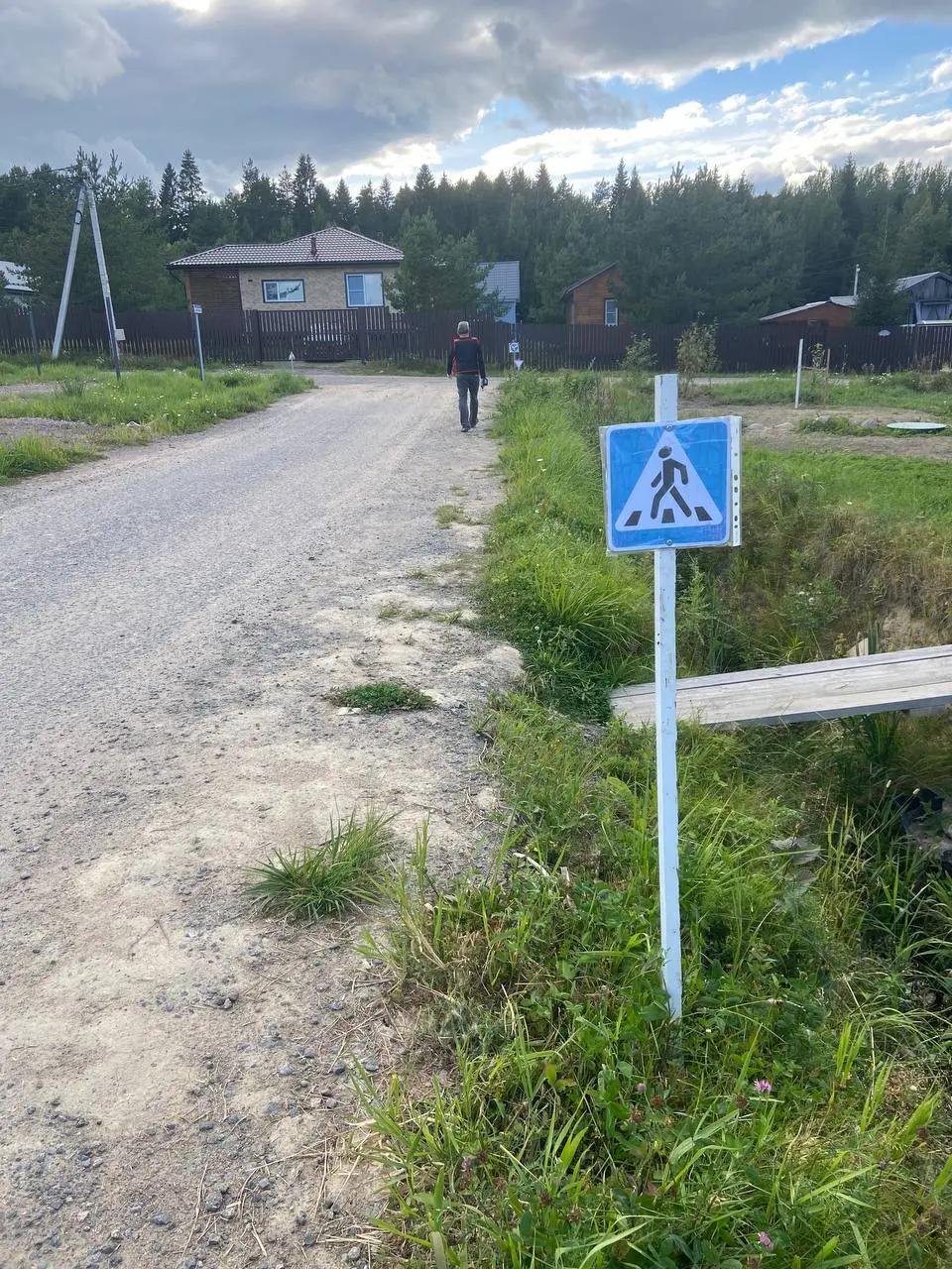 Пока работы работаются - давайте отвлеку вас милотой: в эти выходные один мальчик в моем коттеджном поселке на своей улице поставил несколько знаков | Сетка — социальная сеть от hh.ru