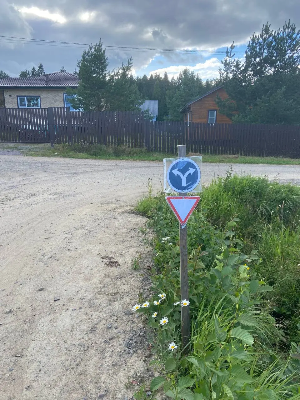 Пока работы работаются - давайте отвлеку вас милотой: в эти выходные один мальчик в моем коттеджном поселке на своей улице поставил несколько знаков | Сетка — социальная сеть от hh.ru