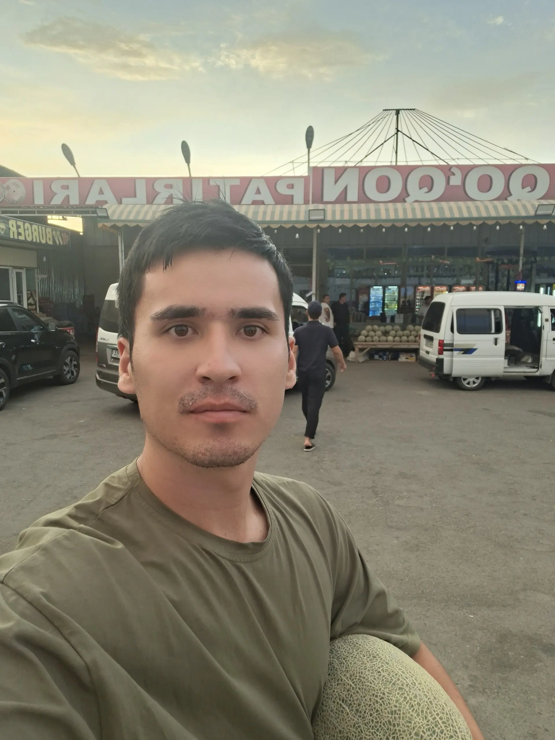 Вчера доехал до границы с Кыргызстаном. В 2 часа ночи пересек границу. У меня целый тур по средней Азии. Видел прекрасную природу, горы. Ехал и удивлялся красоте | Сетка — социальная сеть от hh.ru