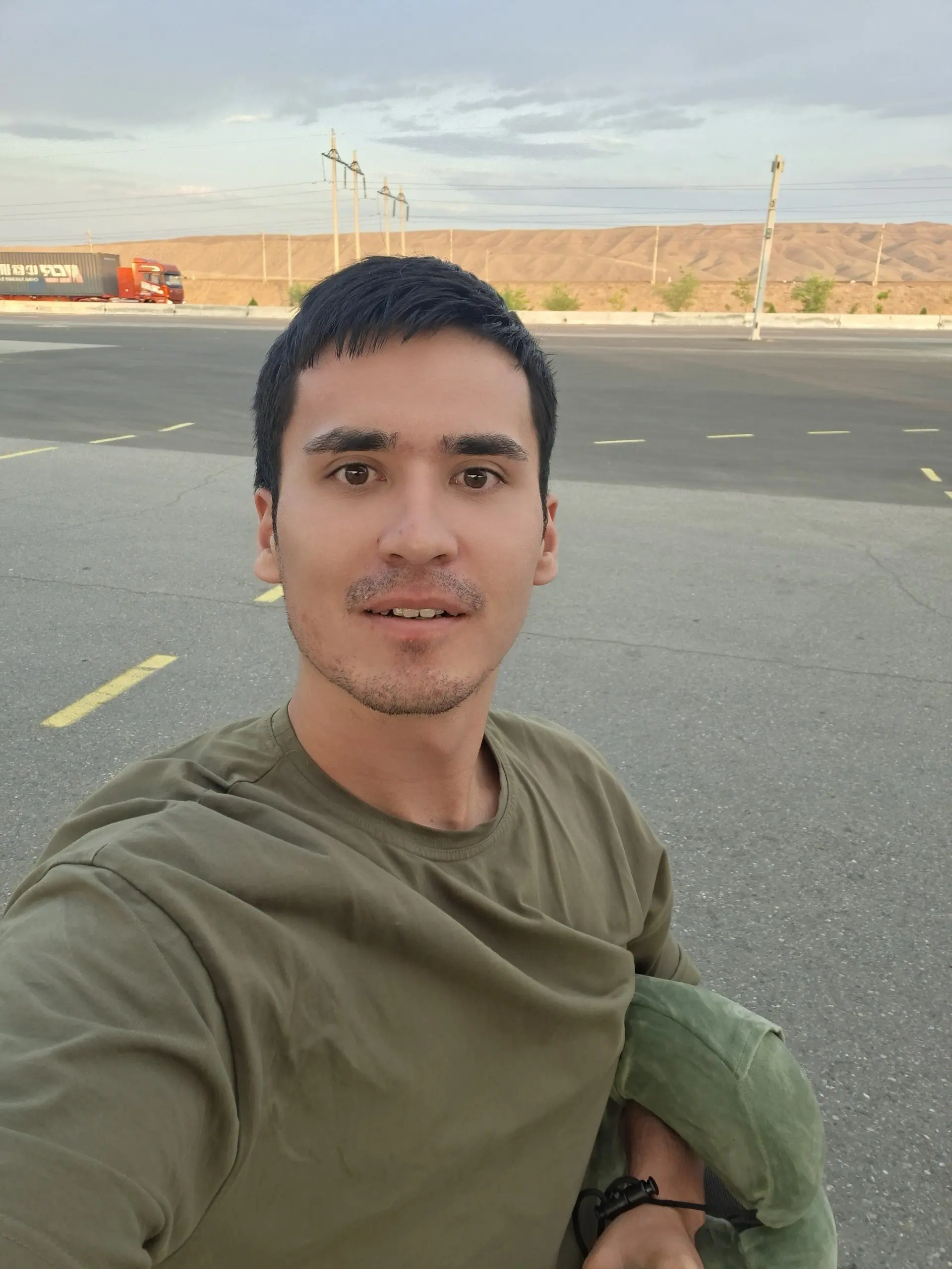 Вчера доехал до границы с Кыргызстаном. В 2 часа ночи пересек границу. У меня целый тур по средней Азии. Видел прекрасную природу, горы. Ехал и удивлялся красоте | Сетка — социальная сеть от hh.ru