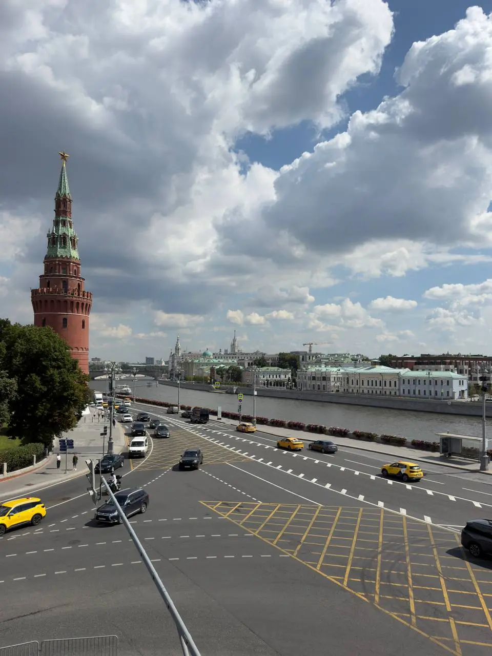 Приехала в Москву — поддержать друзей в их проекте и заодно отдохнуть.
С каждой поездкой все больше убеждаюсь в идее, что Москва — лучший город в мире | Сетка — социальная сеть от hh.ru
