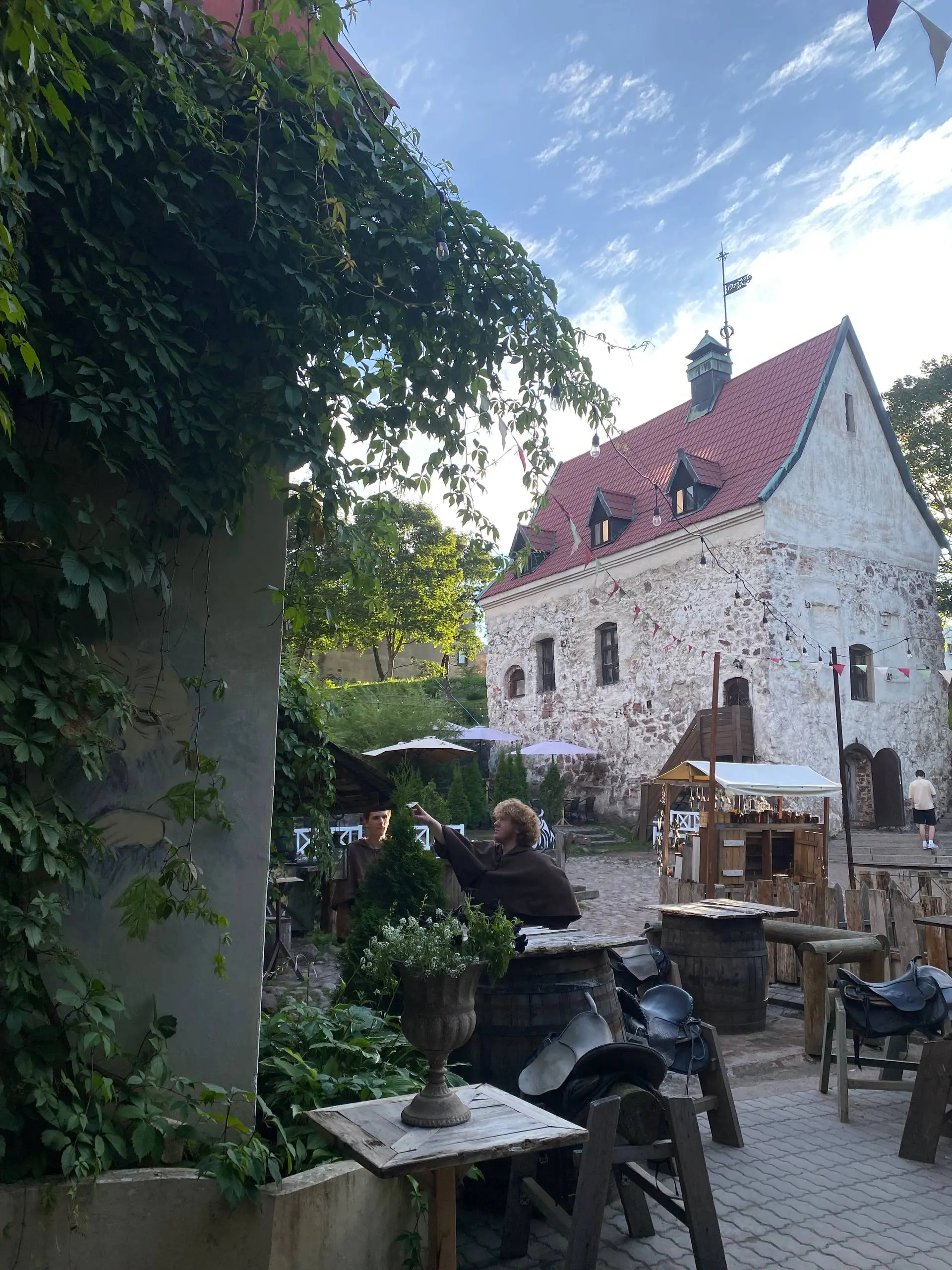 Приключения из отпуска так приключения из отпуска, как скажете👌
Итак, перед фестивалем мы поехали в Выборг через Великий Новгород
#Чечетовыопятькудатоедут
Великий Новгород просто был перевалочным пунк... | Сетка — социальная сеть от hh.ru