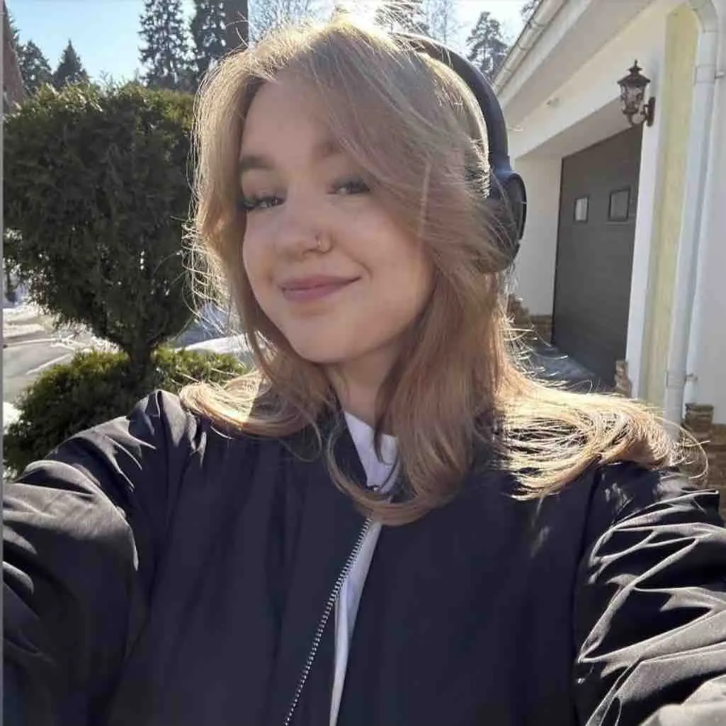 Оля Сальникова