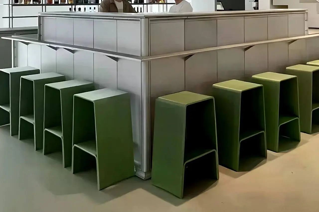 Мебель | Designer: eburet
Главная дизайн-находка eburet — они не прячут технологический след. Линии экструзии, которыми робот-рука укладывает слой за слоем расплавленный полистирол, остаются на виду | Сетка — социальная сеть от hh.ru