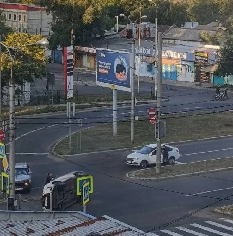 Ещё фото с места серьёзного ДТП с перевёртышем возле ж/д вокзала | Сетка — социальная сеть от hh.ru