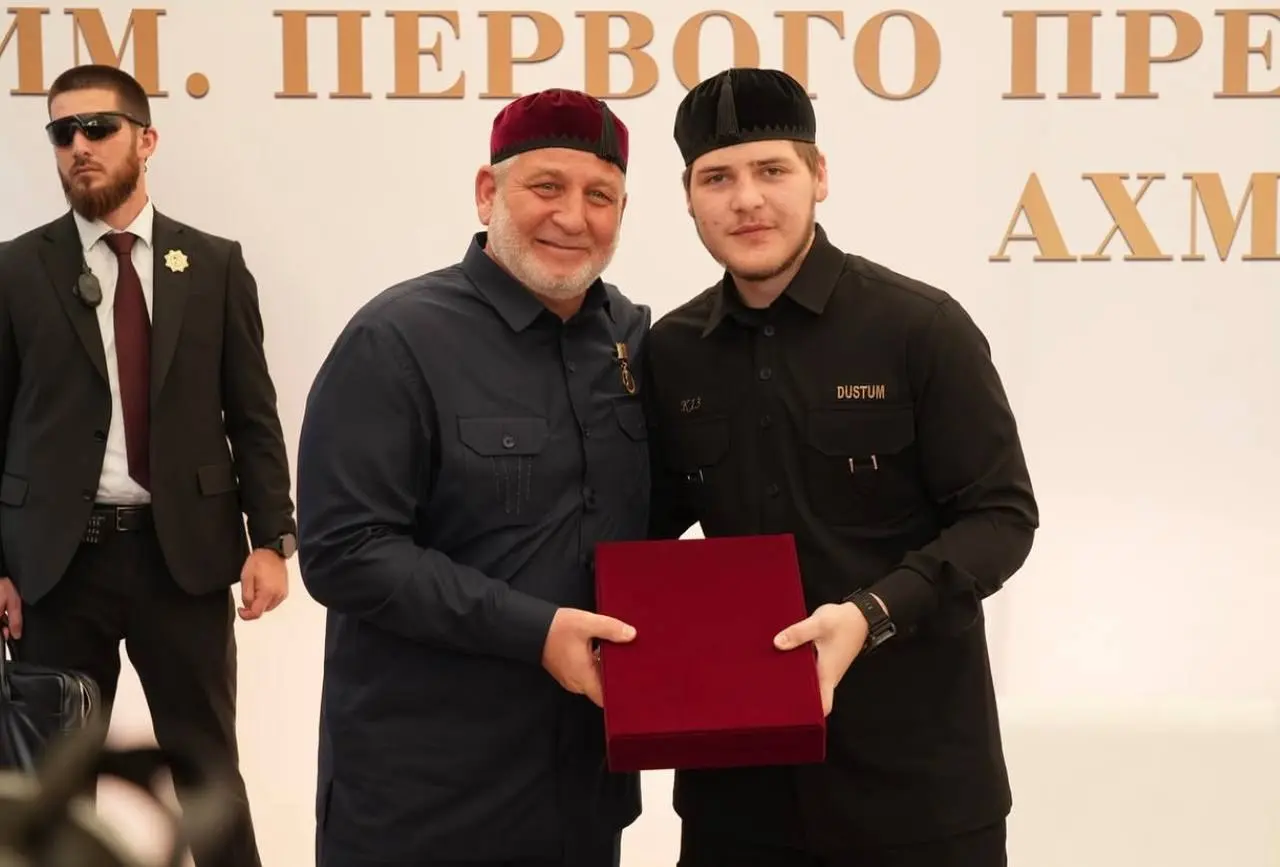 Адаму Кадырову присвоили ещё одно звание, теперь он почётный гражданин Курчалоевского района Чечни.
Его наградили за работу на благо жителей и вклад в реализацию инициатив главы Чечни | Сетка — социальная сеть от hh.ru