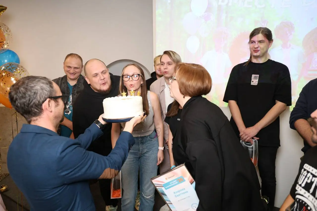 #directumpeople, с днём рождения компании вас 👍
38 лет назад всё только начиналось, а сегодня мы — это 1000+ человек, которые каждый день делают крутой продукт | Сетка — социальная сеть от hh.ru