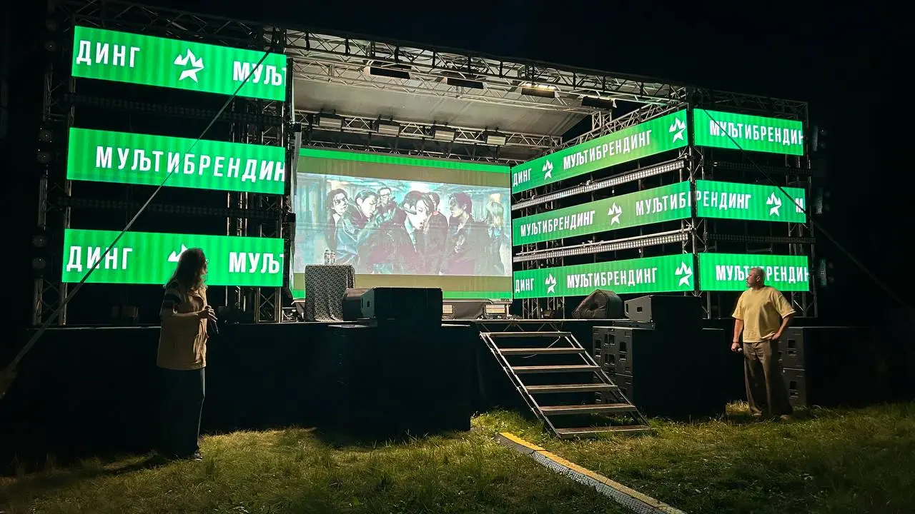 Влад Деревянных зажгли ночью мультибрендинг и выдали что-то экстра неординарное для площадки: 500 человек просто ночью в лесу на поляне клипы смотрели | Сетка — социальная сеть от hh.ru