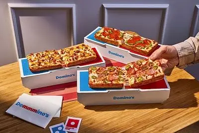 Через 65 лет существования Domino’s наконец решили выпустить пиццу, которая называется как сама компания.
The Domino — пицца, которую сделали буквально в форме логотипа Domino’s | Сетка — социальная сеть от hh.ru