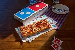 Через 65 лет существования Domino’s наконец решили выпустить пиццу, которая называется как сама компания.
The Domino — пицца, которую сделали буквально в форме логотипа Domino’s | Сетка — социальная сеть от hh.ru