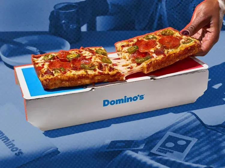 Через 65 лет существования Domino’s наконец решили выпустить пиццу, которая называется как сама компания.
The Domino — пицца, которую сделали буквально в форме логотипа Domino’s | Сетка — социальная сеть от hh.ru