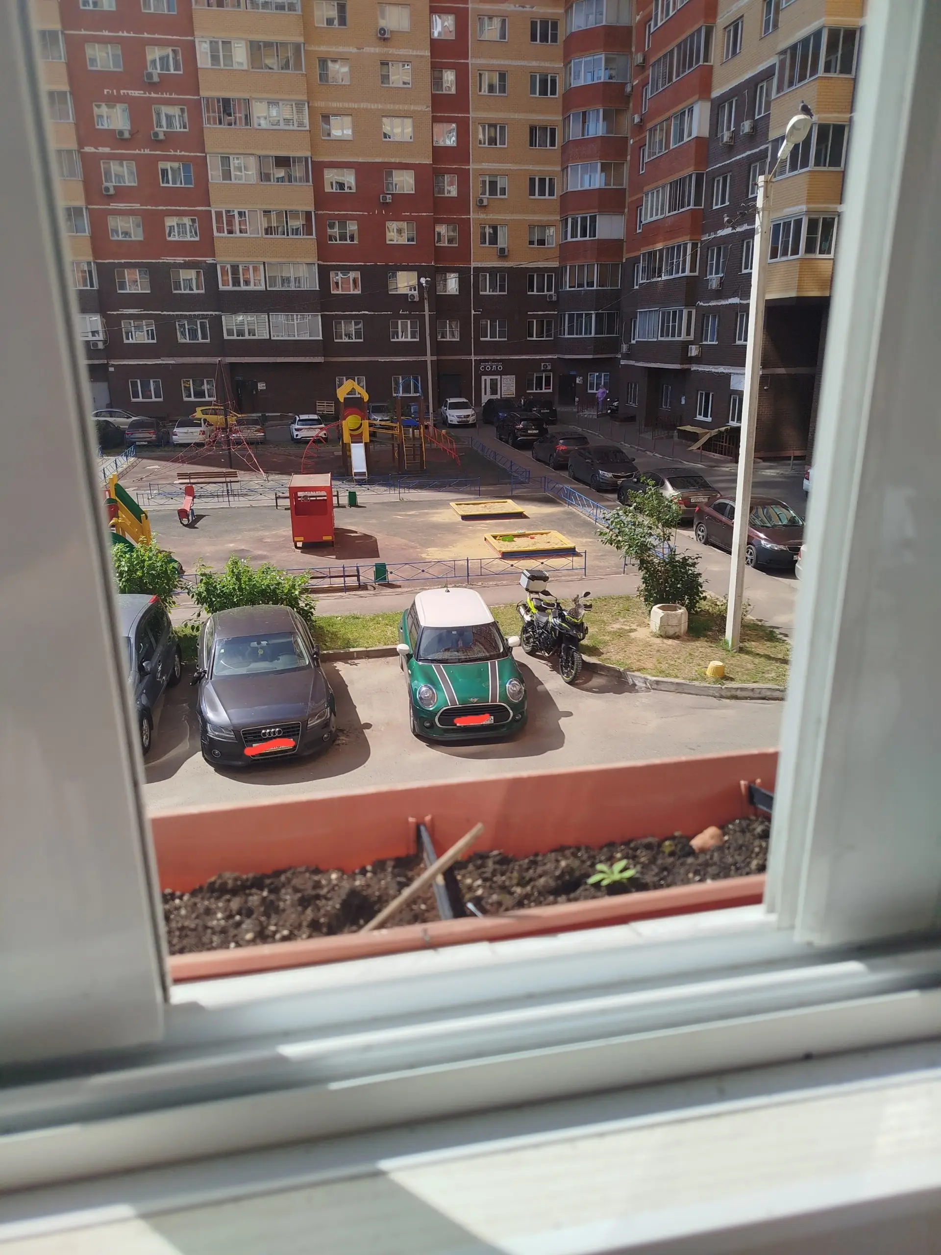 Выглянула днем в окно, а там машина мечты (зеленый Fiat), ещё и рядом с мотоциклом. Ну красота просто😁🔥 | Сетка — социальная сеть от hh.ru