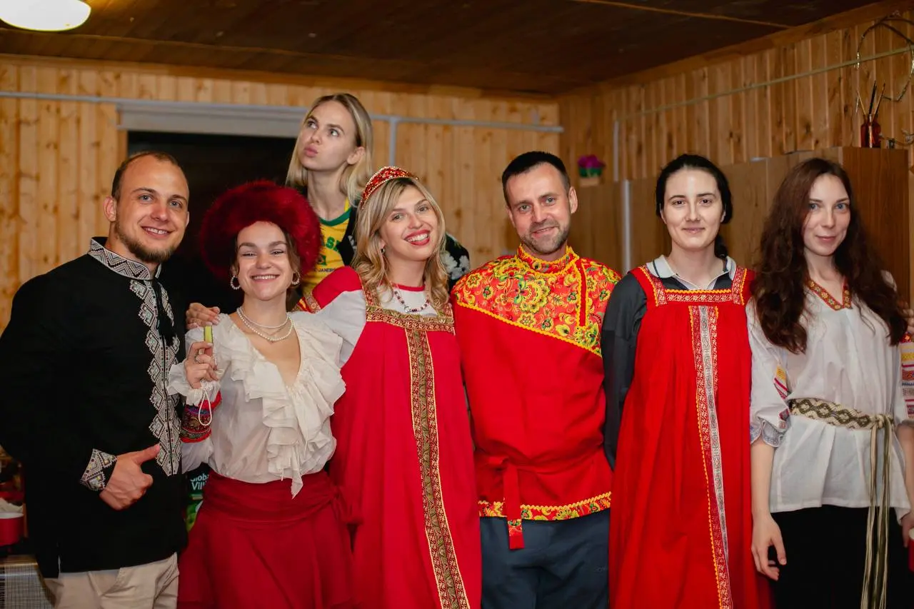 🤩 Первая порция кадров со конного выезда в стиле SLAVIC
Загрузили лайф-фото с земли — ловите эту бешеную атмосферу, искренние улыбки и наш загородный вайб 🤩🤩
Ждем самую красивую часть — кадры от фотог... | Сетка — социальная сеть от hh.ru