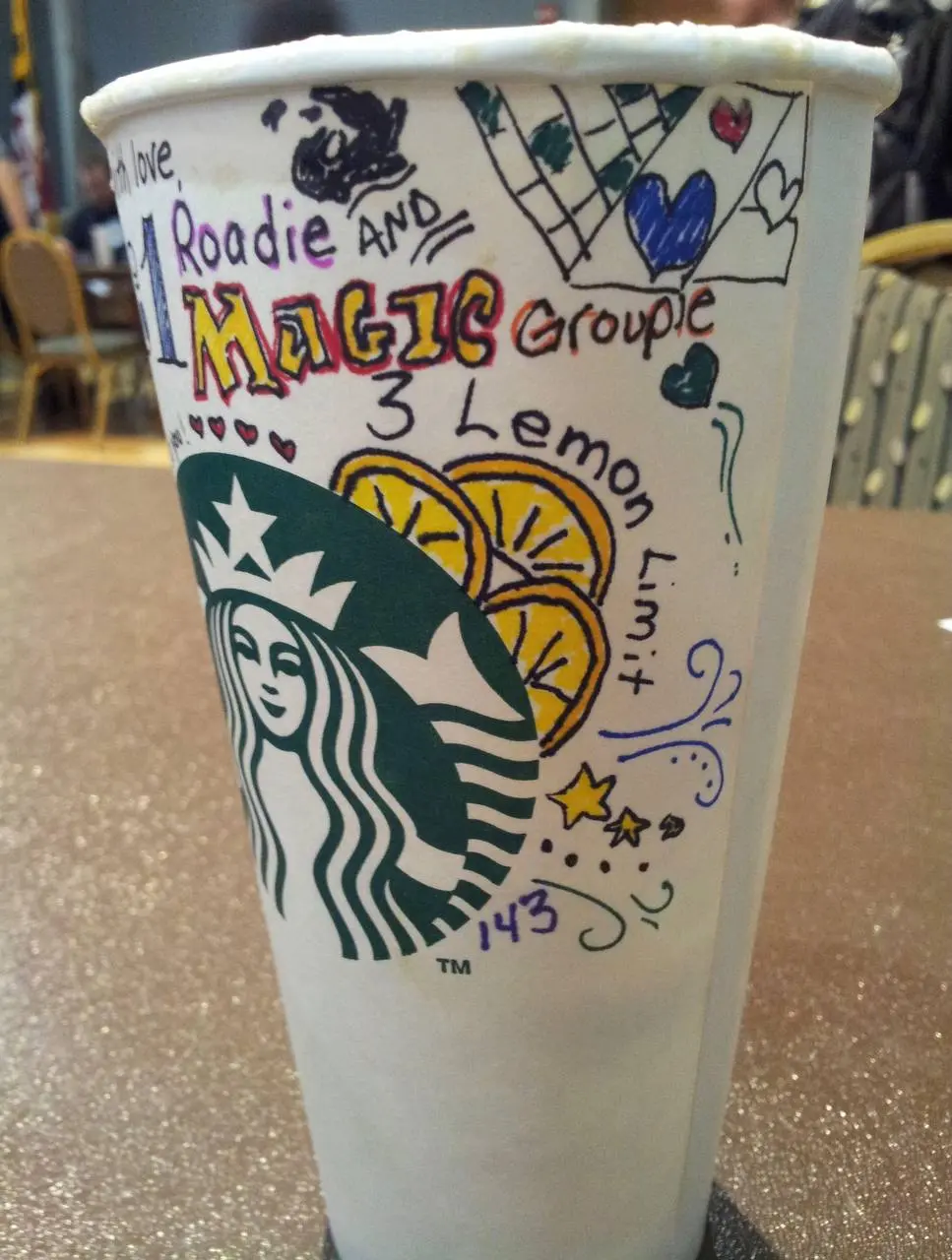 Один из первых больших UGC-кейсов Starbucks начался… с обычного белого стаканчика.
Люди сами начали рисовать на стаканах Starbucks - а потом фотографировать их и выкладывать в соцсети | Сетка — социальная сеть от hh.ru