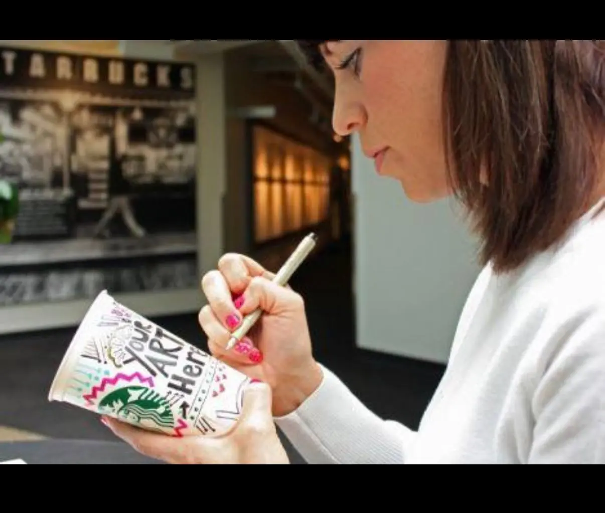 Один из первых больших UGC-кейсов Starbucks начался… с обычного белого стаканчика.
Люди сами начали рисовать на стаканах Starbucks - а потом фотографировать их и выкладывать в соцсети | Сетка — социальная сеть от hh.ru