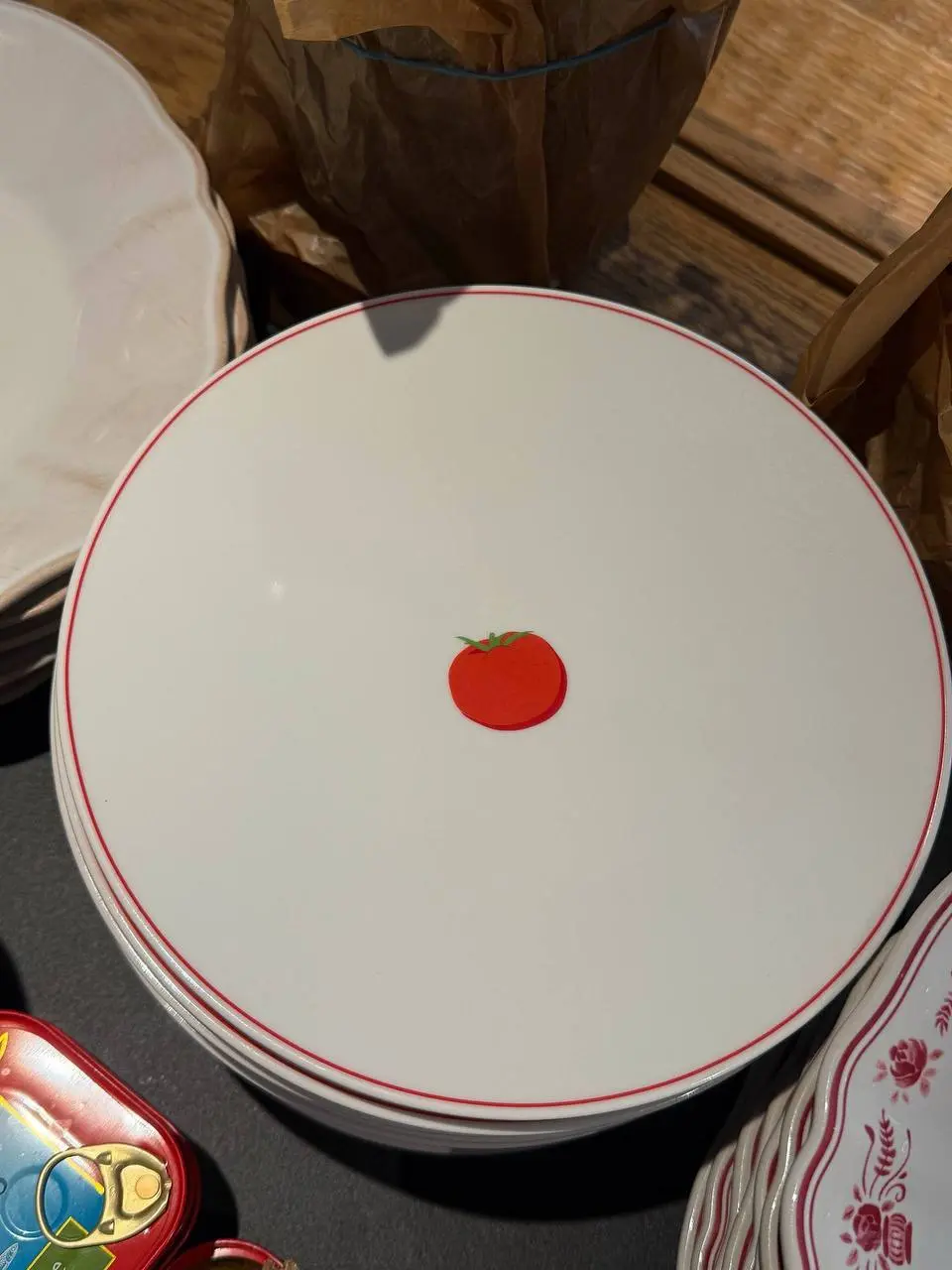 Кажется, сегодня всё сошлось в одном цвете 🍅
Закуски с томатами от шеф-повара Романа Чемеренко, красные акценты и фарфор от Roomers с маленьким томатом в центре | Сетка — социальная сеть от hh.ru