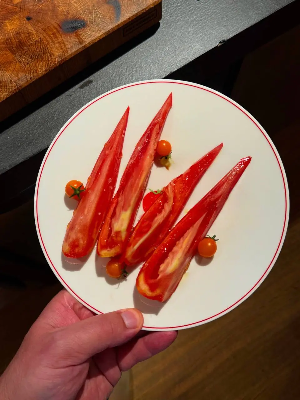 Кажется, сегодня всё сошлось в одном цвете 🍅
Закуски с томатами от шеф-повара Романа Чемеренко, красные акценты и фарфор от Roomers с маленьким томатом в центре | Сетка — социальная сеть от hh.ru