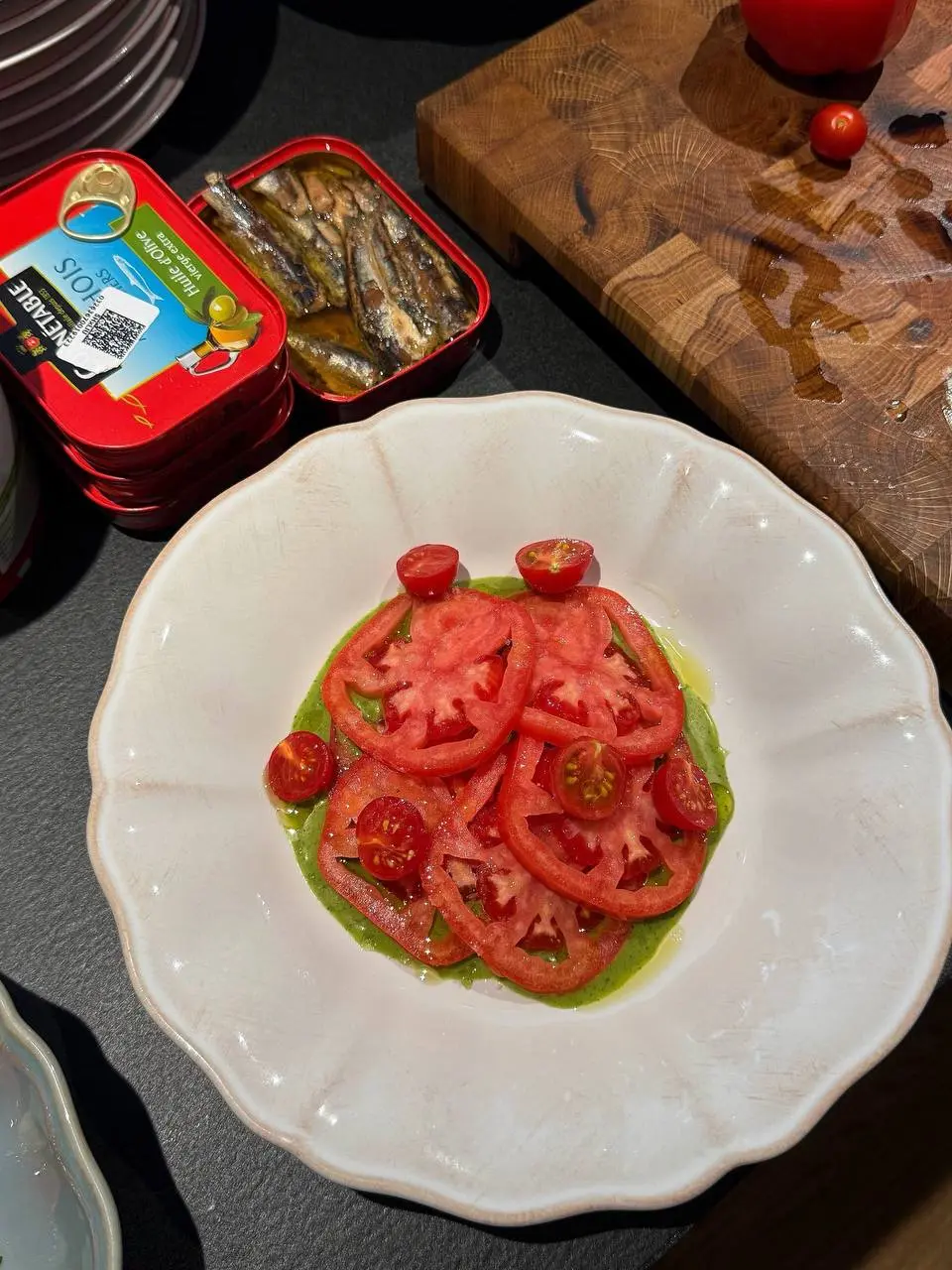 Кажется, сегодня всё сошлось в одном цвете 🍅
Закуски с томатами от шеф-повара Романа Чемеренко, красные акценты и фарфор от Roomers с маленьким томатом в центре | Сетка — социальная сеть от hh.ru