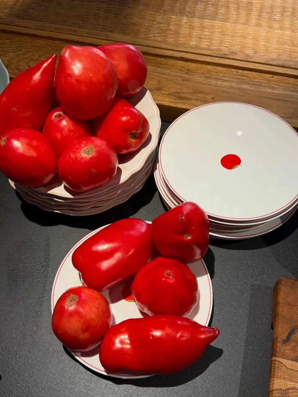 Кажется, сегодня всё сошлось в одном цвете 🍅
Закуски с томатами от шеф-повара Романа Чемеренко, красные акценты и фарфор от Roomers с маленьким томатом в центре | Сетка — социальная сеть от hh.ru