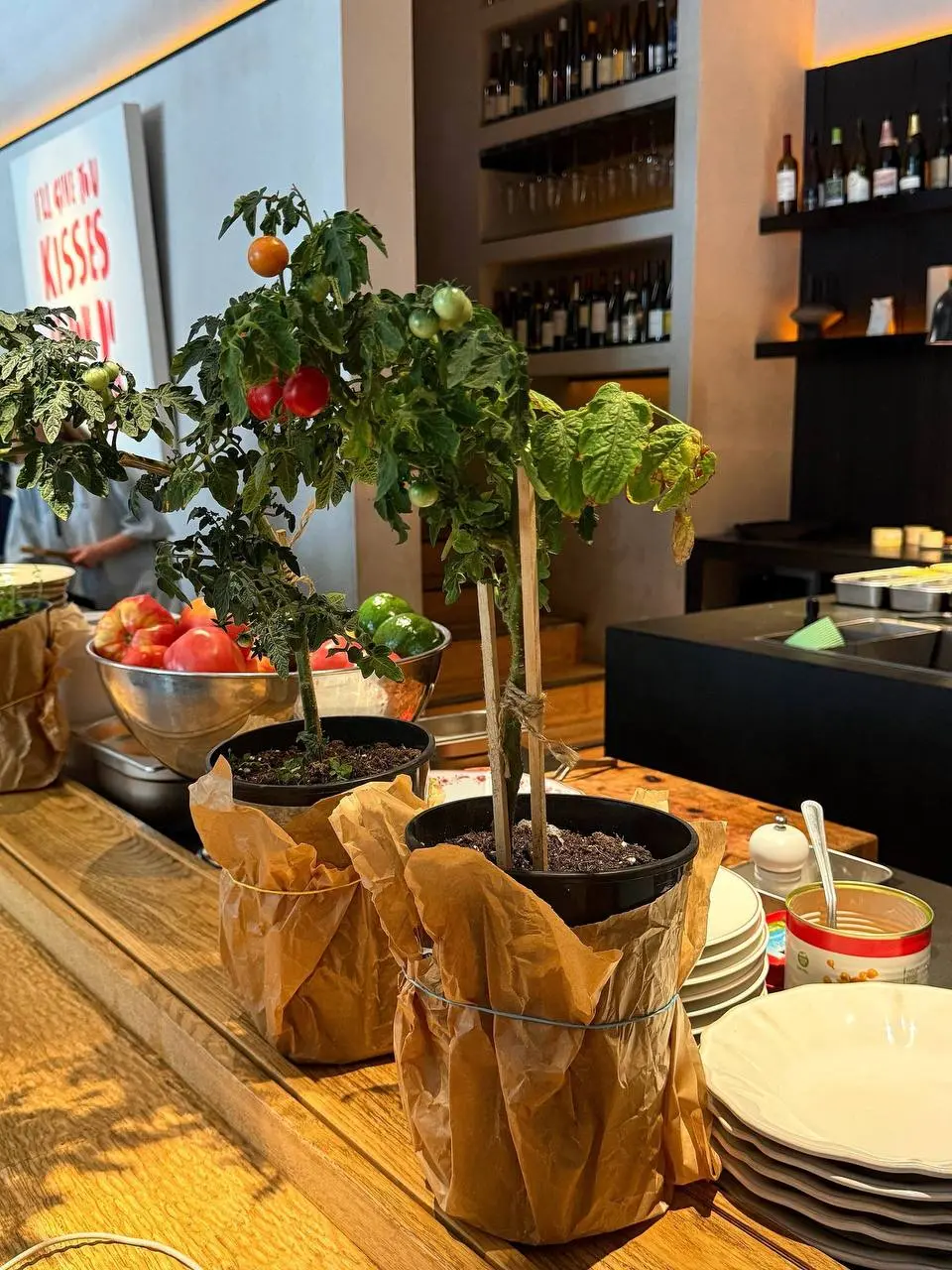 Кажется, сегодня всё сошлось в одном цвете 🍅
Закуски с томатами от шеф-повара Романа Чемеренко, красные акценты и фарфор от Roomers с маленьким томатом в центре | Сетка — социальная сеть от hh.ru