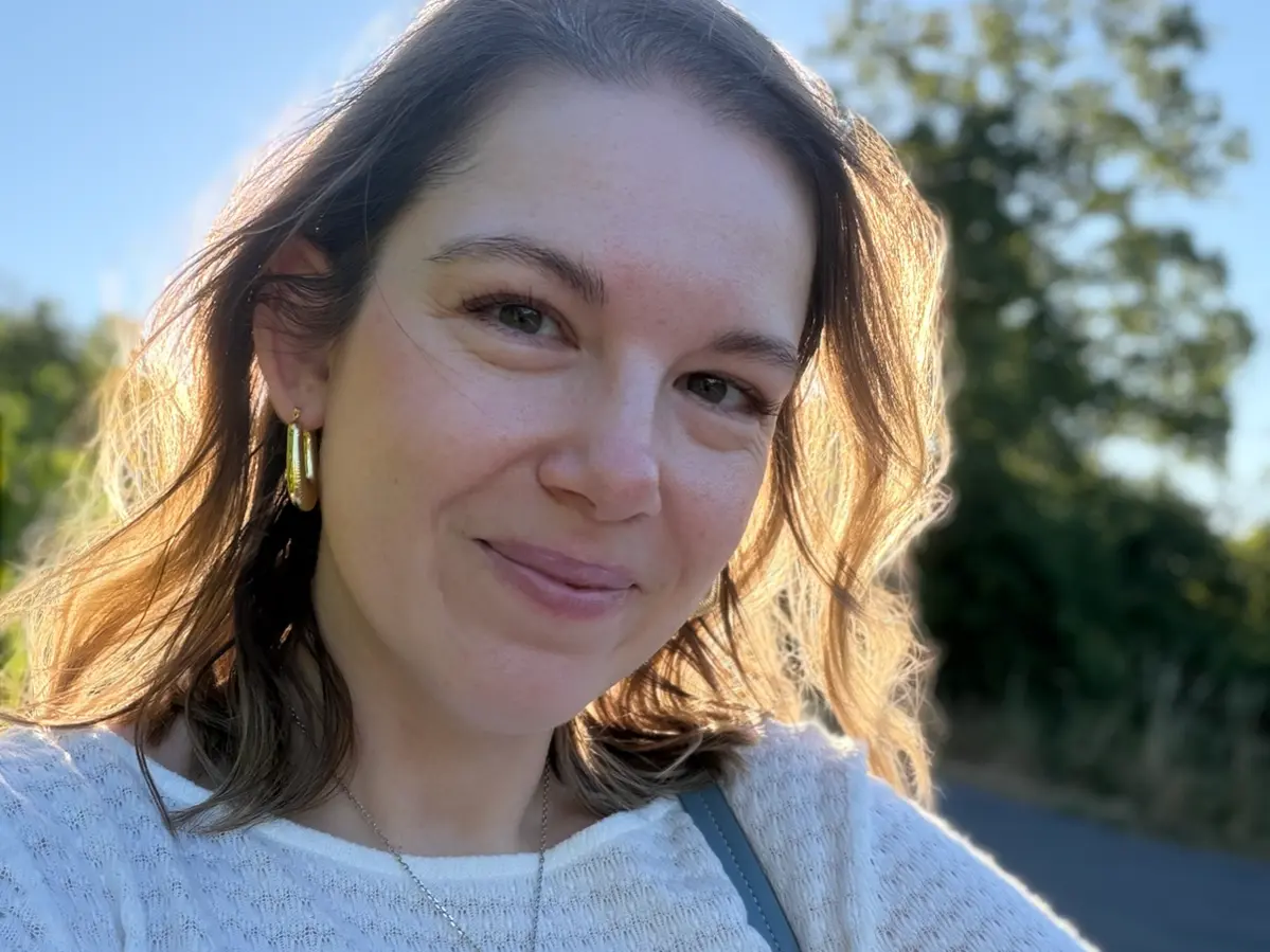 Коллеги, привет! Я Марго, AI-визуальный продюсер для beauty- и skincare-брендов. Живу в Вене, работаю с русскоязычными командами по всему миру | Сетка — социальная сеть от hh.ru
