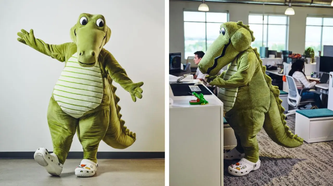 У Crocs появился маскот! Спойлер: это крокодил.
Его зовут Найлз, и он будет частью долгосрочной стратегии. Мы уже ждём его появления в социальных сетях, офлайн-мероприятиях и рекламе | Сетка — социальная сеть от hh.ru