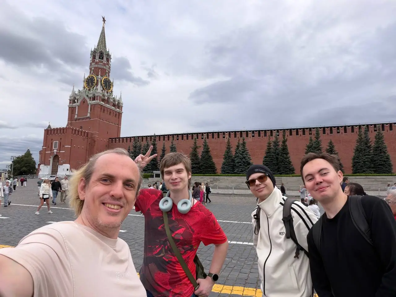📍Москва, IT
#report
В субботу пообщались в коворкинге, поели на фудкорте и прошлись от Смоленской до Красной Площади через Старый Арбат и Александровский Сад | Сетка — социальная сеть от hh.ru