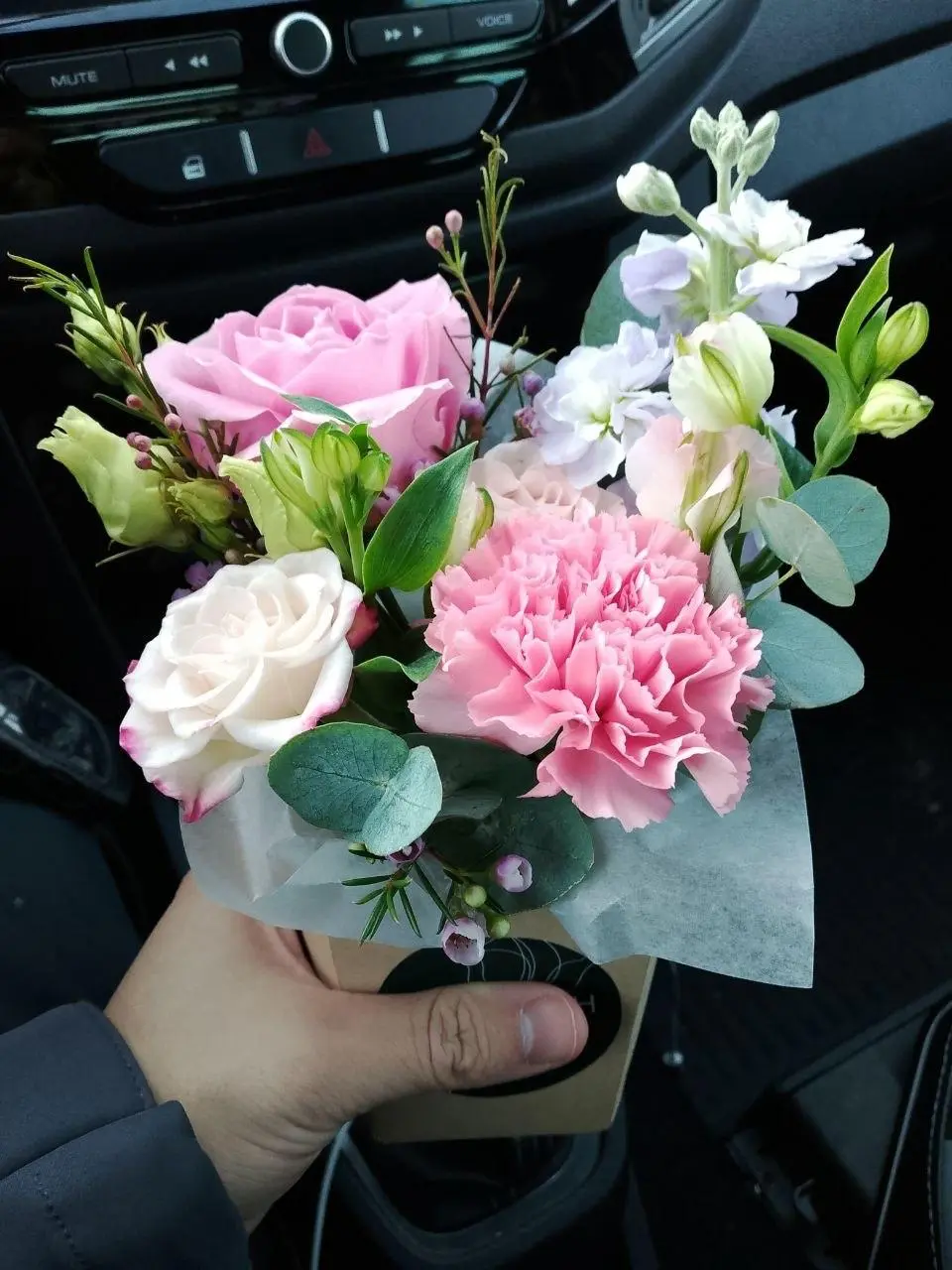 #Прорадостьвторойполовинке
Короче, мужики, если вы, как и я, не всегда понимаете, зачем дарить цветы.. | Сетка — социальная сеть от hh.ru