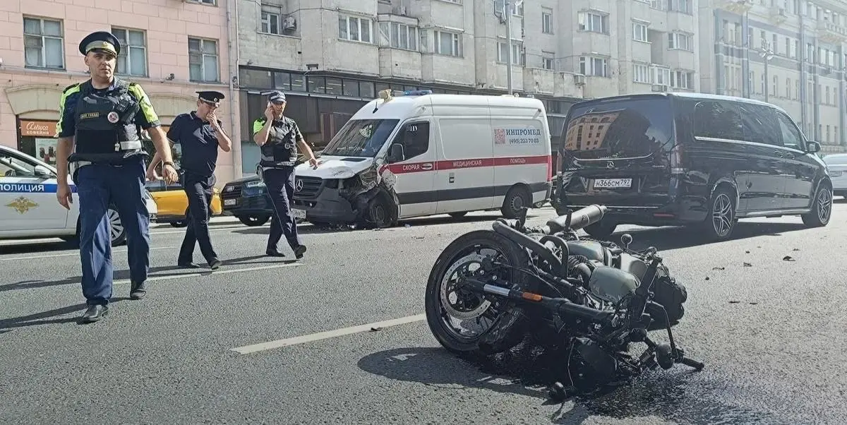 Скорая помощь насмерть сбила зампреда правления Генбанка Дмитрия Ларина в центре Москвы.
Он ехал на мотоцикле | Сетка — социальная сеть от hh.ru