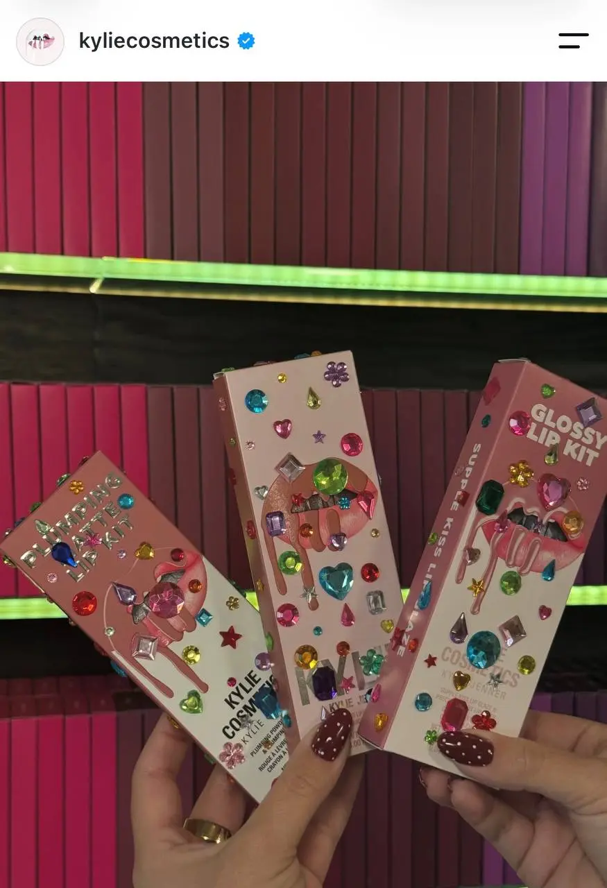 Мировые бренды возродили тренд с «jewel stickers» из-за одного поста инфлюенсерши. Что же ты натворила, Кайли Дженнер? Наши рекомендации сияют 😭 | Сетка — социальная сеть от hh.ru