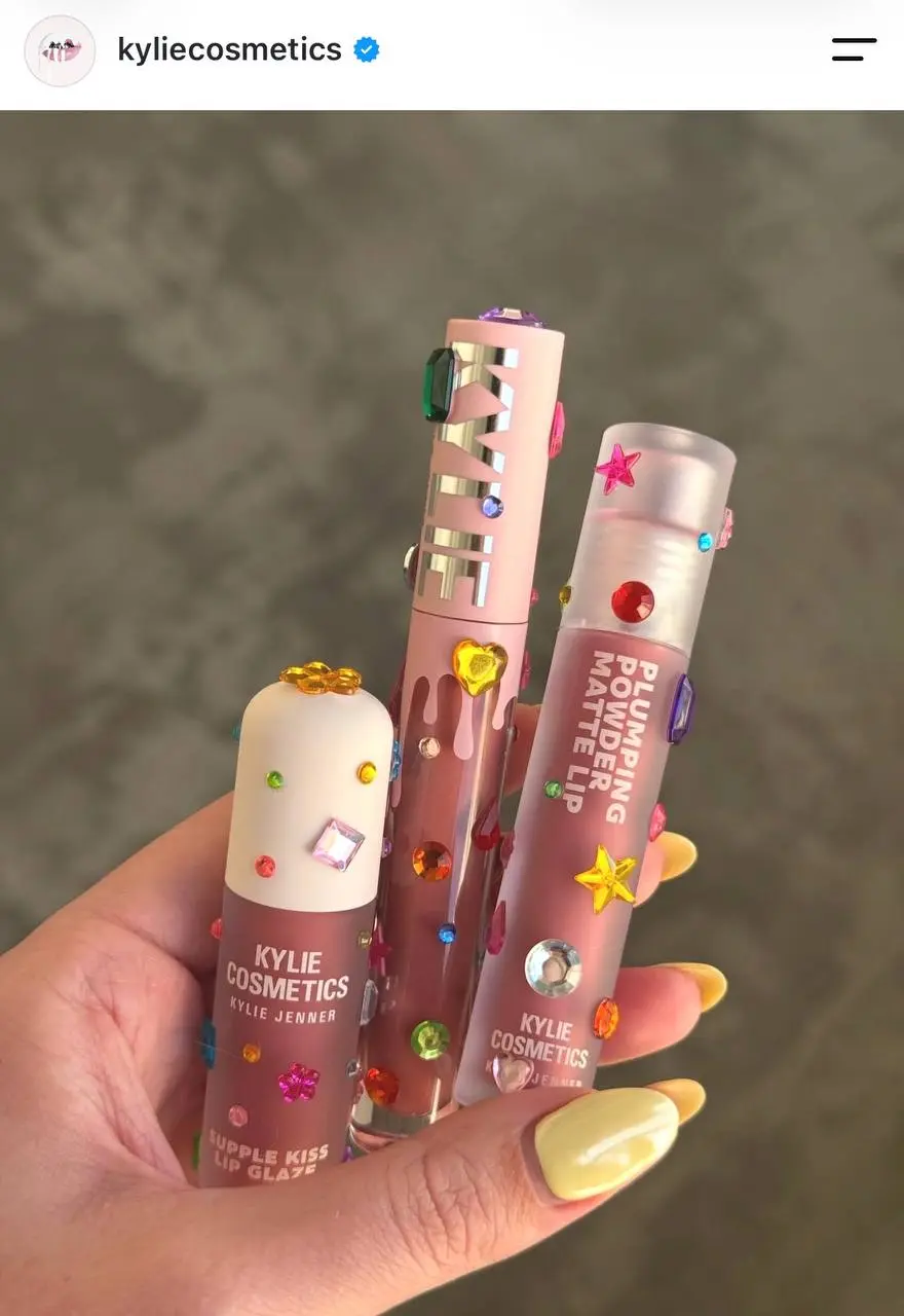 Мировые бренды возродили тренд с «jewel stickers» из-за одного поста инфлюенсерши. Что же ты натворила, Кайли Дженнер? Наши рекомендации сияют 😭 | Сетка — социальная сеть от hh.ru