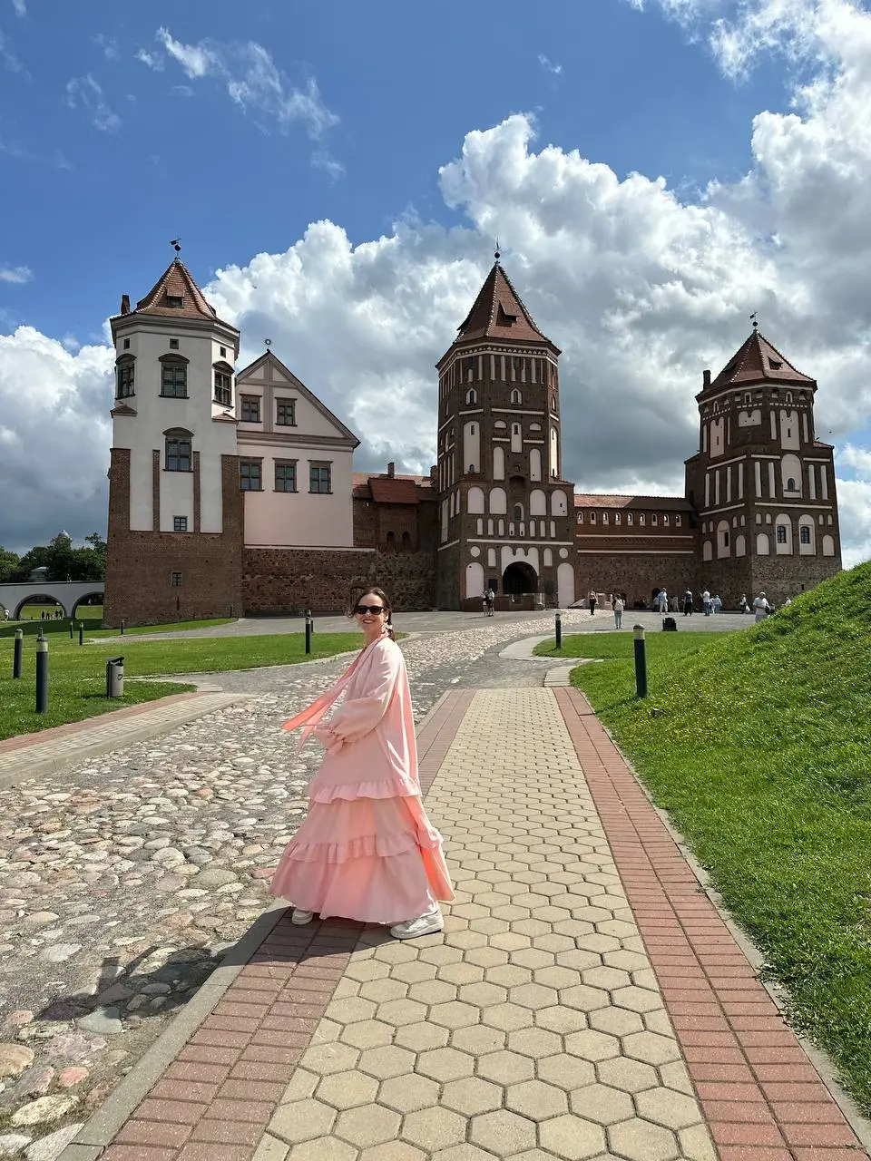Наше с Сашей первое совместное путешествие очень сложно уложить в 9 фотографий…
Потому что тут вам и прекрасный Минск, и Мир с Несвижем, и драники в самых разных вариациях, и идеальное место для завтр... | Сетка — социальная сеть от hh.ru