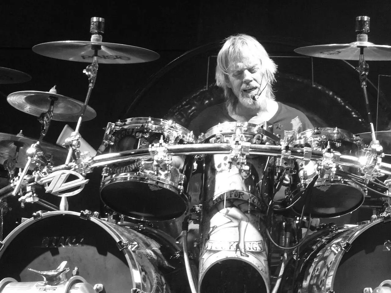 В возрасте 77 лет ушел из жизни Фрэнк Бирд — легендарный барабанщик ZZ Top. Печальную новость подтвердил гитарист и фронтмен группы Билли Гиббонс.
«Мы с Элвудом лишились близкого друга и соавтора | Сетка — социальная сеть от hh.ru