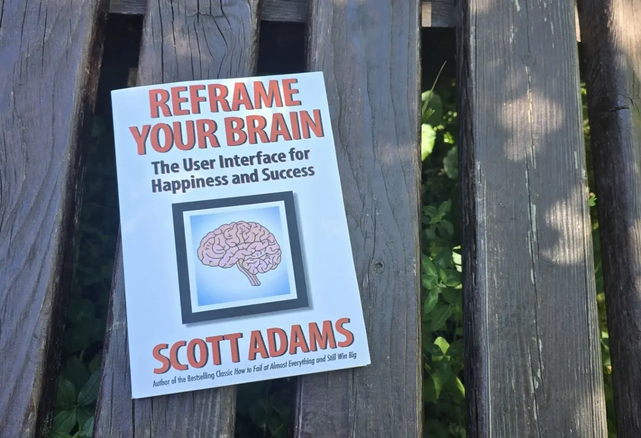Скотт Адамс Reframe Your Brain
Я не так хорошо знаю английский, чтобы бегло и комфортно читать книги на нём. Но иногда всё-таки делаю это — особенно когда слышу, что язык простой и доступный | Сетка — социальная сеть от hh.ru