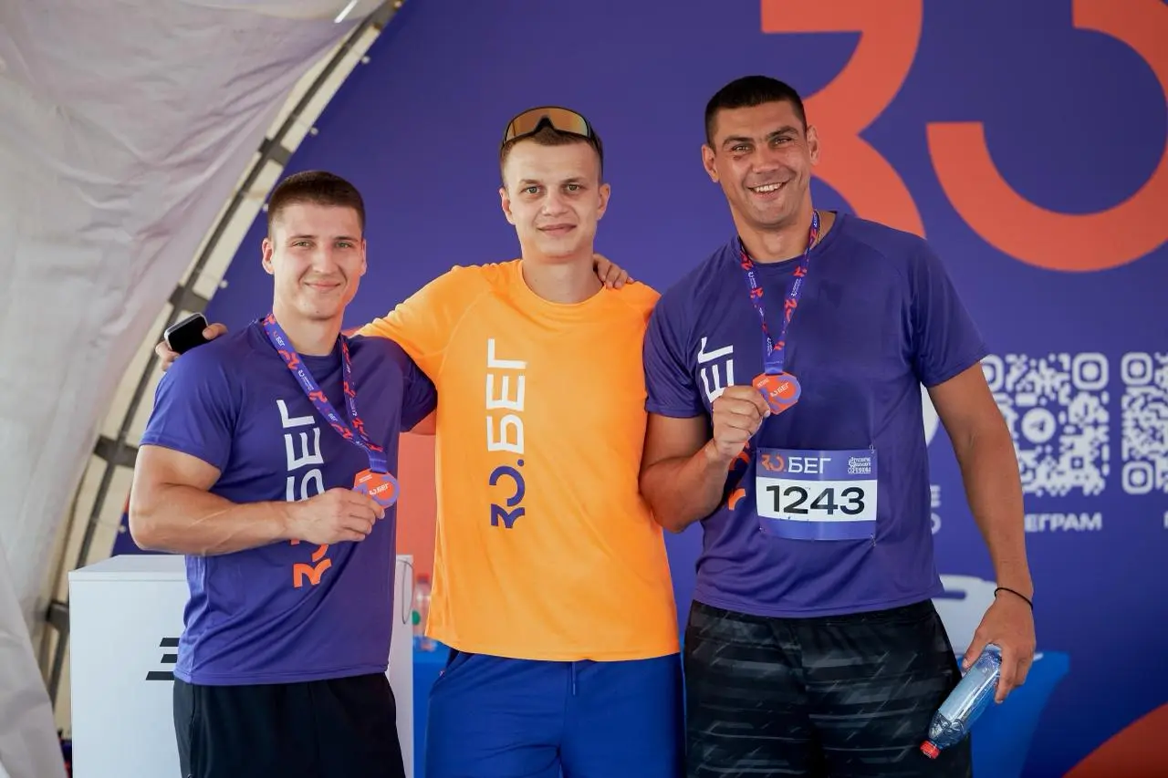 🏃‍♂️ ЗО.БЕГ в Серпухове - рекорд эмоций!
В воскресенье на старт вышли 1150 бегунов, а поддержать их пришли почти 2000 болельщиков. Порт Серпухова на день стал местом, переполненным от эмоций | Сетка — социальная сеть от hh.ru
