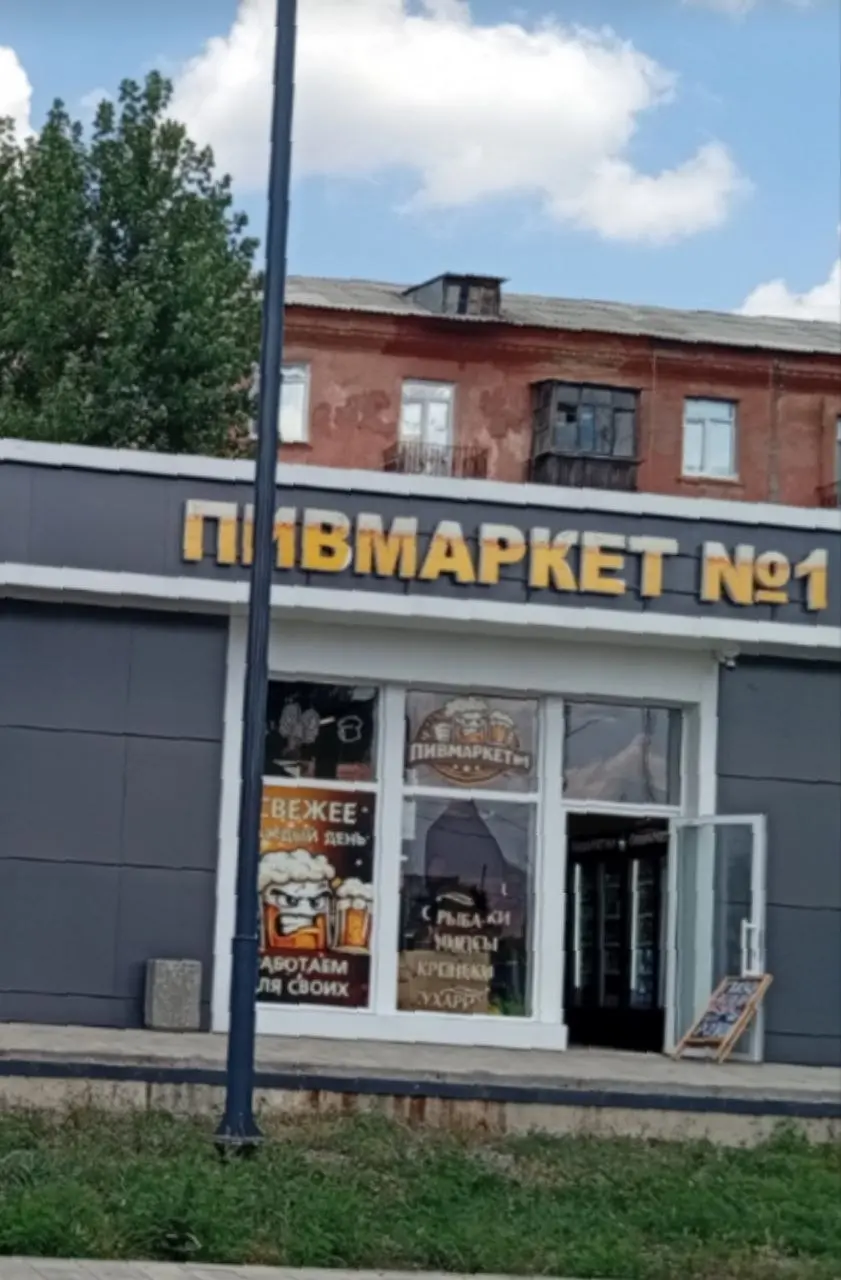 На Зелёном в Макеевке,в некоторых новых магазинах разбиты стекла | Сетка — социальная сеть от hh.ru