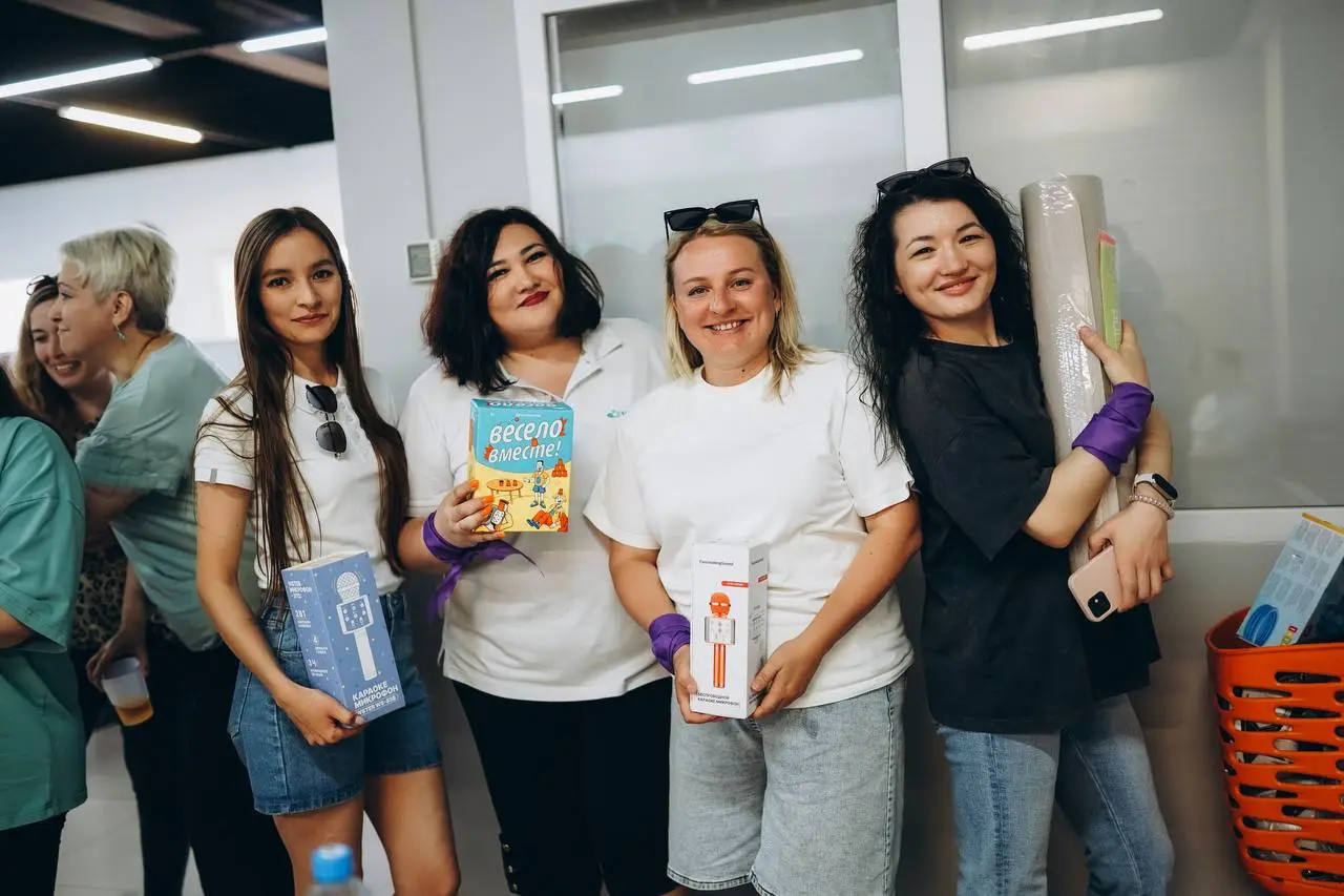 Пятница, конец рабочего дня. Кто-то уже закрывает ноутбук, кто-то заканчивает последний звонок, кто-то планирует, куда поехать на выходные.
А мы хотим сказать одну вещь | Сетка — социальная сеть от hh.ru