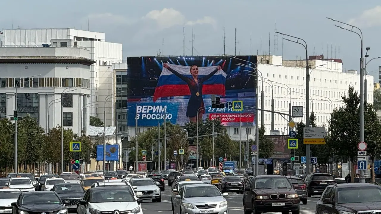 В преддверии Дня Государственного флага в наружной рекламе появилась праздничная коммуникация
На цифровых экранах разместили сообщение «Верим в Россию», посвящённое 22 августа — Дню Государственного ф... | Сетка — социальная сеть от hh.ru