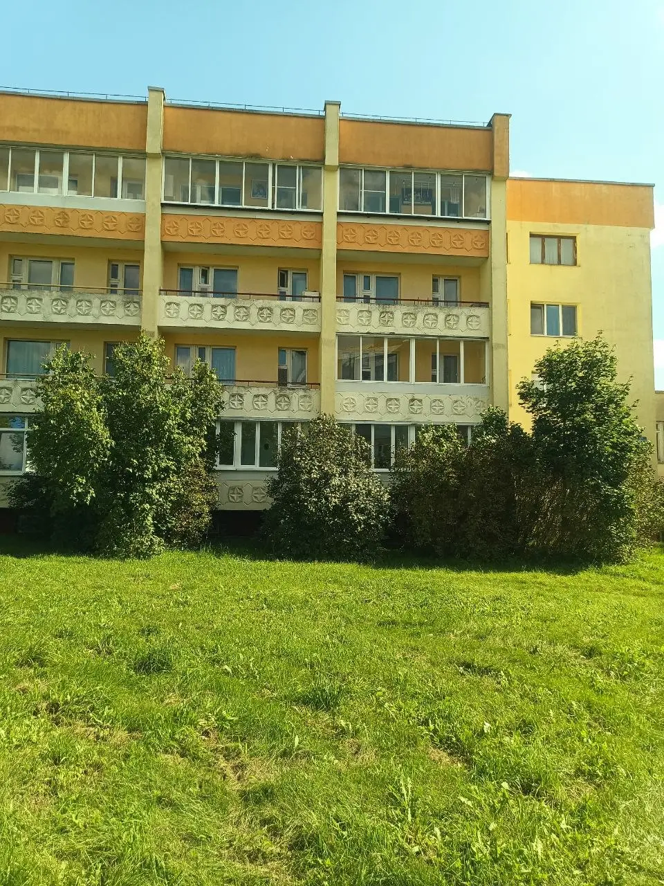 Дома красиво разрисованы, жаль что в России ни кто уже дома не украшает такими вырезами. Только разукрасить могут, а вот чтоб вырезать из камня в стене ... Печально. | Сетка — социальная сеть от hh.ru