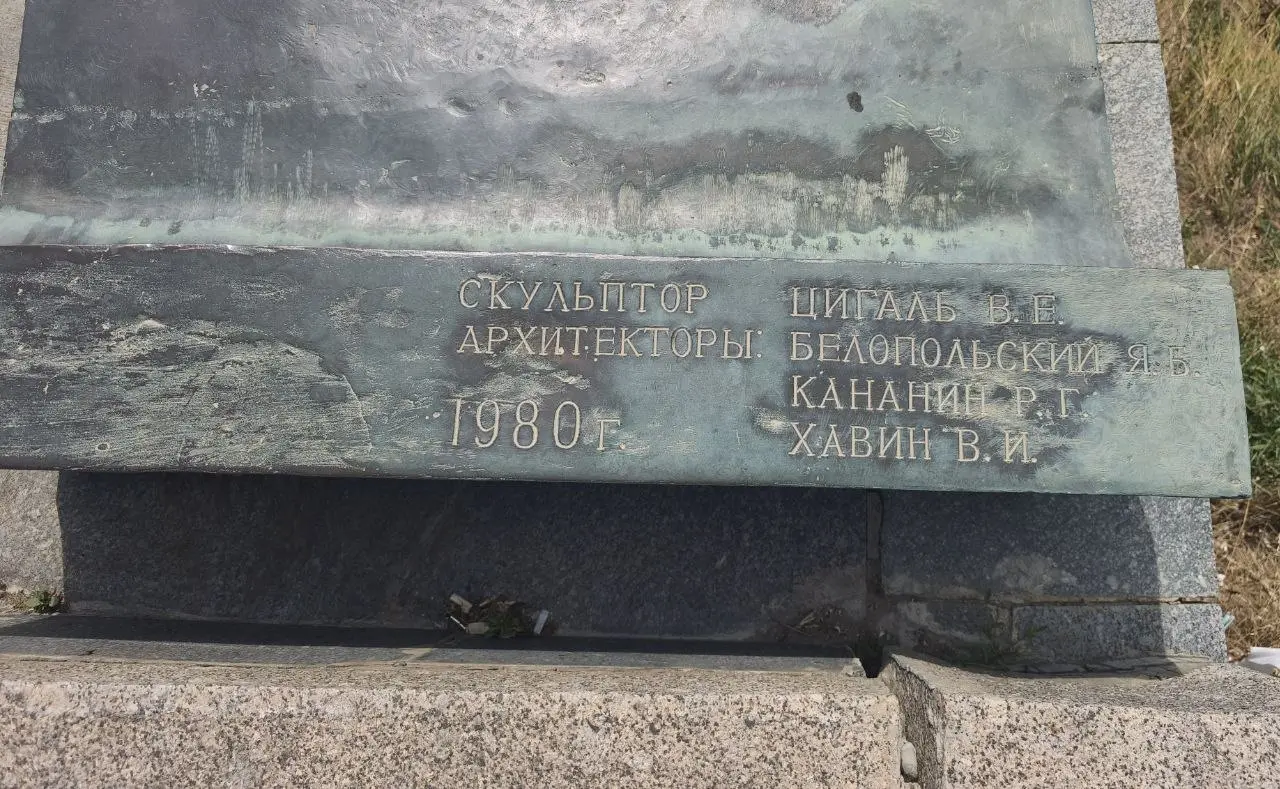 С любимой подругой Леной провели прекрасный день в Геленджике, по дороге проезжая Новороссийск.
И остановка у памятника, посвященного историческому событию | Сетка — социальная сеть от hh.ru