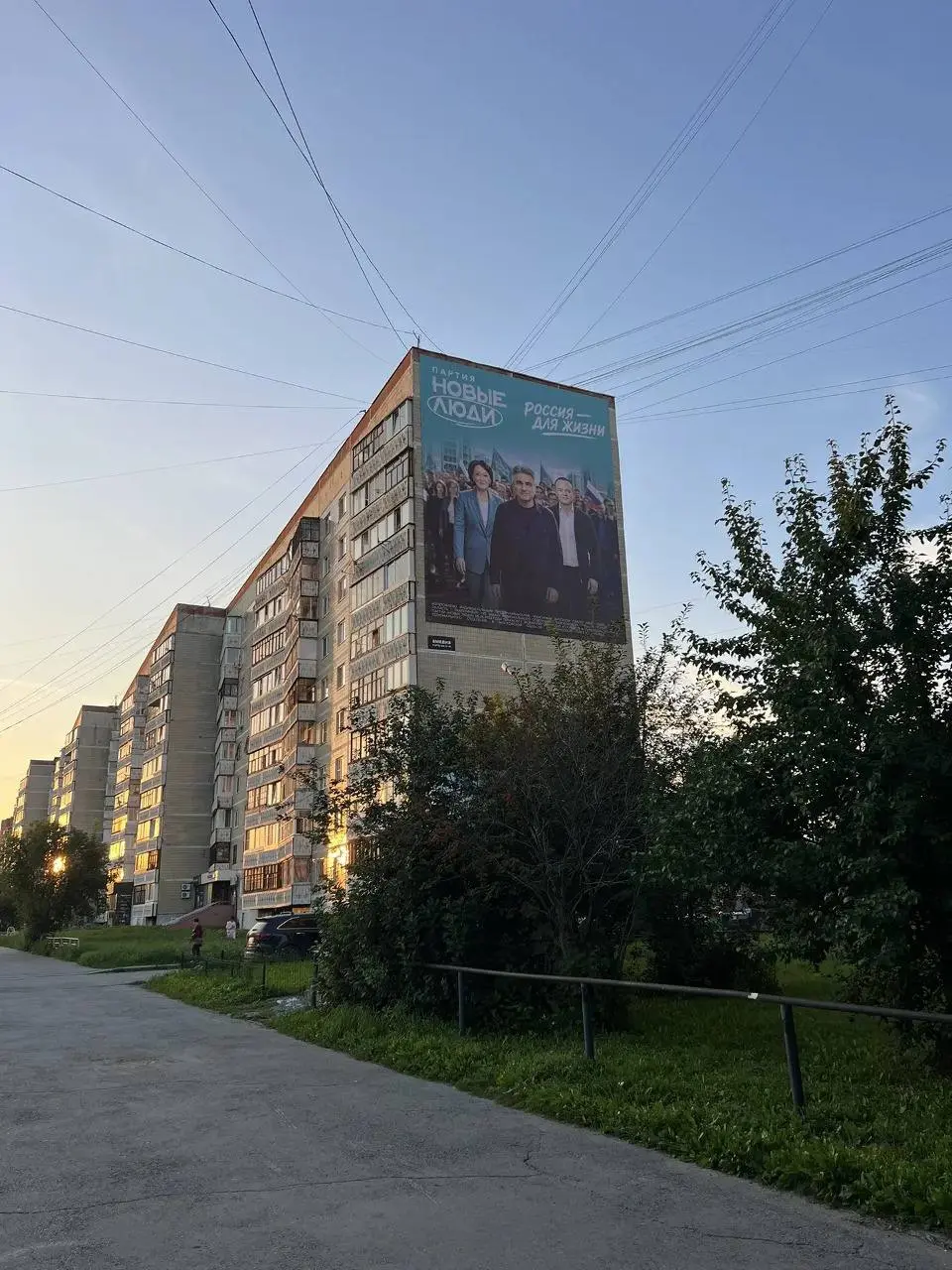 «Новые люди» — нормальные пацаны: помогают бизнесу развиваться. А мы помогаем им быть заметнее.
И вам можем помочь: amedia-outdoor.ru | Сетка — социальная сеть от hh.ru