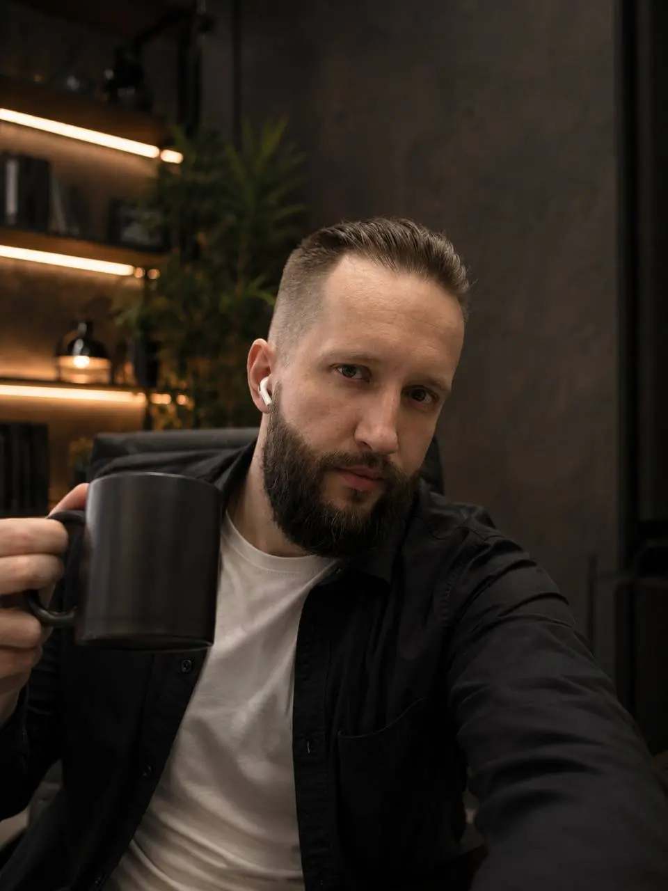 Вчера обработал 40 заявок, пока пил кофе ☕️
Но сам робот ничего не решает. Секрет — в сценарии. Потратили неделю, чтобы прописать каждую деталь: от первого «Здравствуйте» до передачи заявки менеджеру | Сетка — социальная сеть от hh.ru